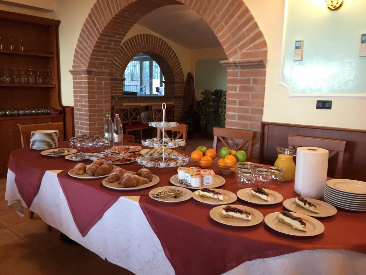 Albergo "Da Gigi" Челано Екстер'єр фото