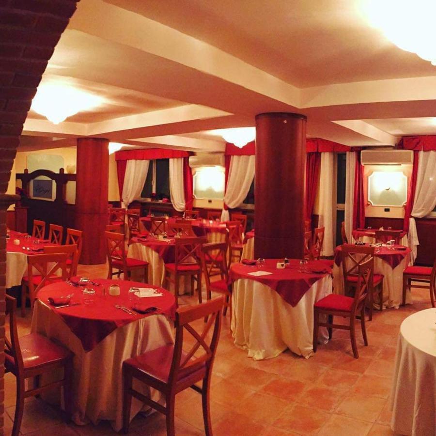Albergo "Da Gigi" Челано Екстер'єр фото